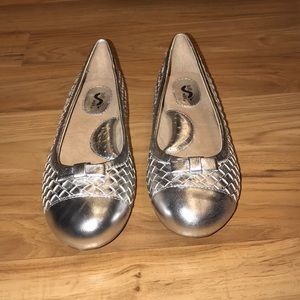 NIB SoftWalk Silver Naperville Flats, Size 5.5